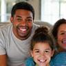 Foto de la familia García sonriendo, mostrando satisfacción con el servicio de lavandería.